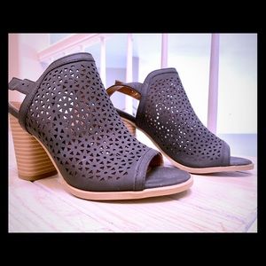 Sandals, so cute for Fall! Barely worn. Sz 6